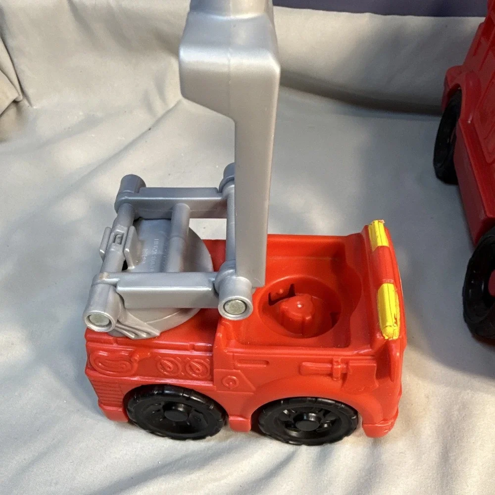 Fisher-Price Little People Fire Truck & Ladder Truck w/ 2 Figures M0127 2012